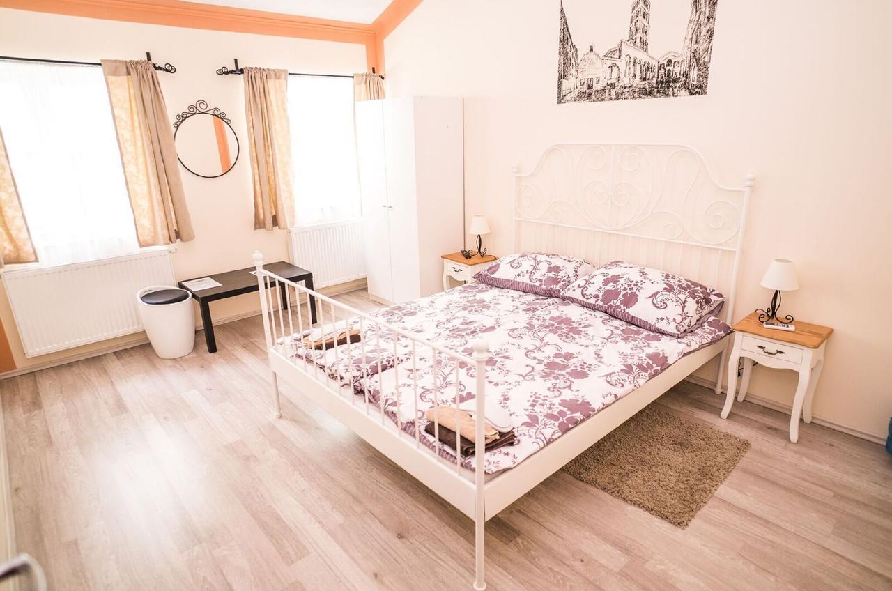 Boutique Hostel Kings N' Queens Загреб Номер фото